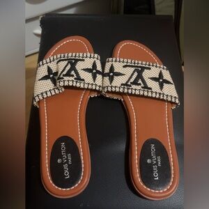 never worn, smoke free home